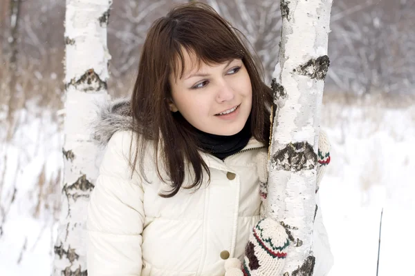 Симпатичная Девушка Гуляет Зимнему Лесу — стоковое фото