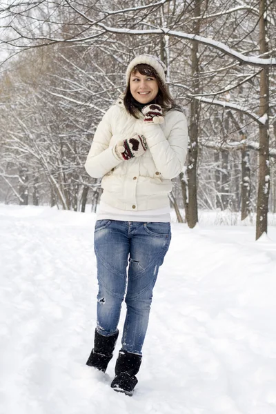 Schönes Mädchen, das im Winterwald wandert — Stockfoto