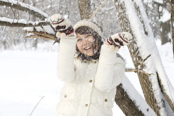 Sevimli Kız Kış Ormanda Yürüyüş — Stok fotoğraf