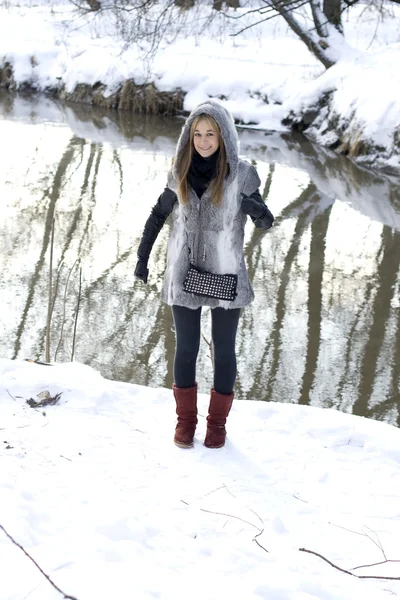 Chica sonriente caminando en el bosque de invierno — Foto de Stock