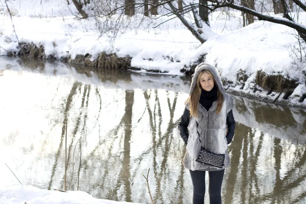 Улыбающаяся Девочка Гуляющая Зимнем Лесу — стоковое фото