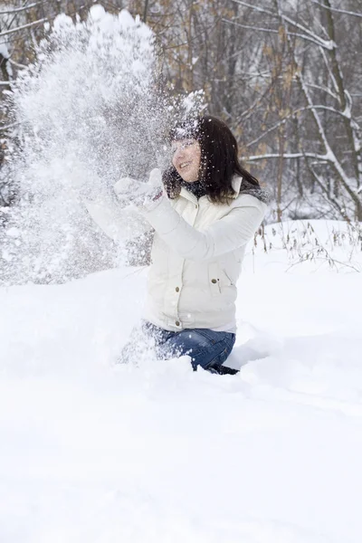 Szczęśliwa dziewczyna zabawa zewnątrz zimą — Zdjęcie stockowe