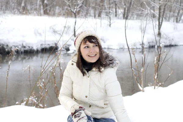 Fröhliches Mädchen, das im Winter draußen Spaß hat — Stockfoto