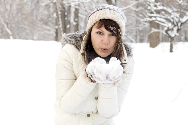 Sød pige gå i vinterskoven - Stock-foto