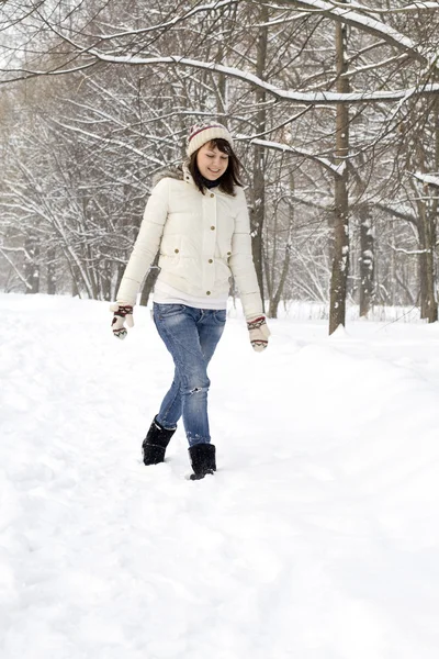 Menina bonita andando na floresta de inverno — Fotografia de Stock