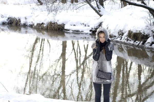 Chica sonriente caminando en el bosque de invierno — Foto de Stock