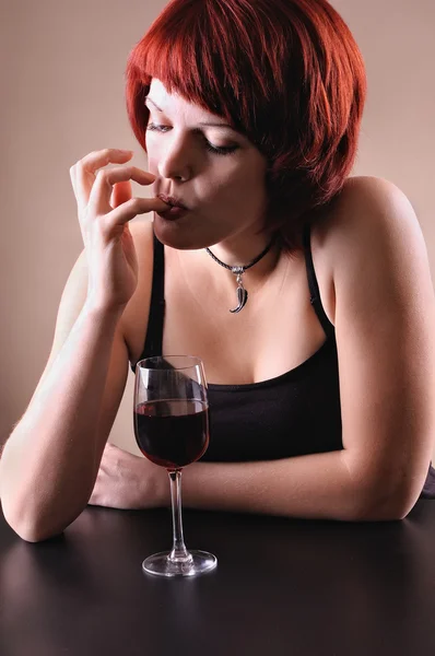 Kız Koyu Gri Arka Plan Üzerinde Kırmızı Şarap Kadehi — Stok fotoğraf