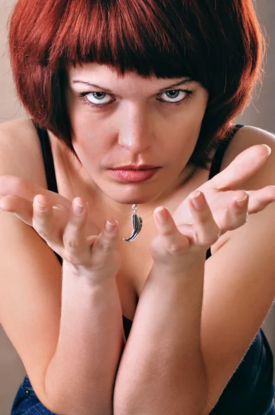 Портрет Девушки Жестикулирующей Руками Сером Фоне — стоковое фото