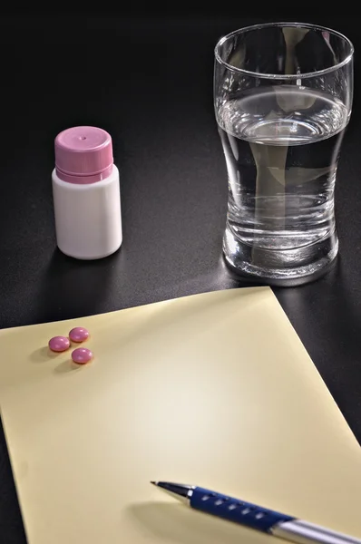 Tablety Sklenici Vodou Prázdný List Papíru Černém Pozadí — Stock fotografie