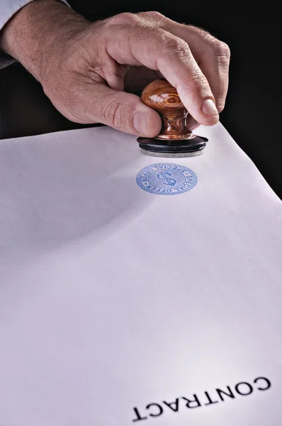 Mão Segurando Selo Uma Folha Papel Com Uma Impressão Selo — Fotografia de Stock