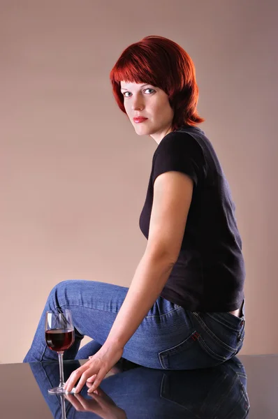 Κορίτσι Ένα Κόκκινο Ποτήρι Κρασί Σκούρο Γκρι Φόντο — Φωτογραφία Αρχείου