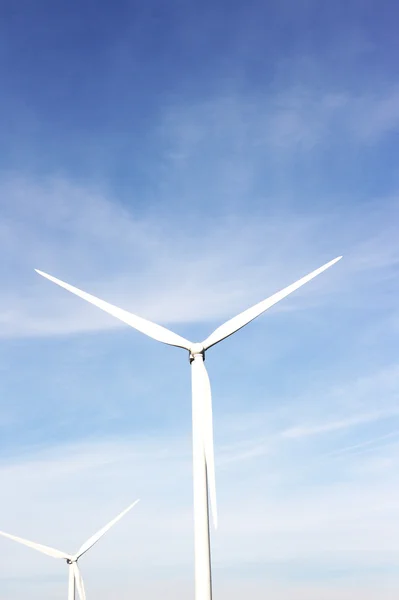 青空発電風車のビュー — ストック写真