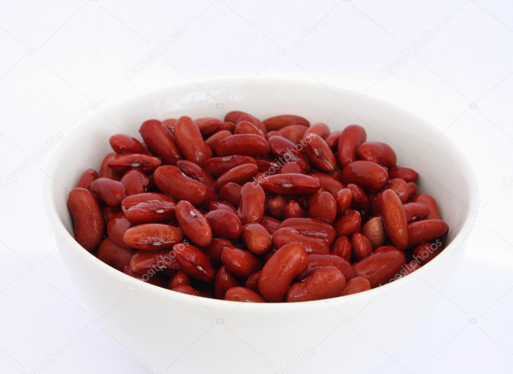 Many cooked red beans in bowl on white background