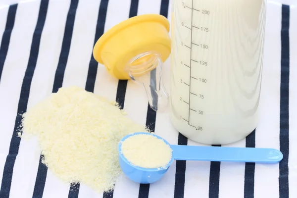 Alăptarea laptelui uscat pentru copii cu flacon de alimentare — Fotografie, imagine de stoc