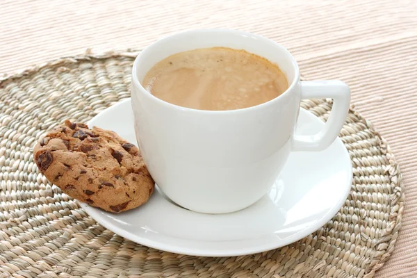 Zamknąć Widok Dwóch Chocolate Chip Cookie Biały Talerzyk Expresso Kawa — Zdjęcie stockowe