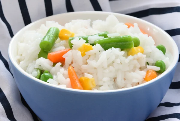 stock image Close up view of cooked rice in blue bowl - with mixed of colorful vegetable