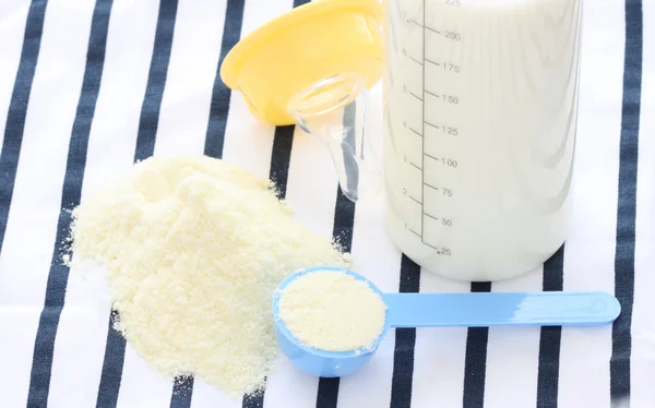 Сосущее детское сухое молоко с кормушкой — стоковое фото