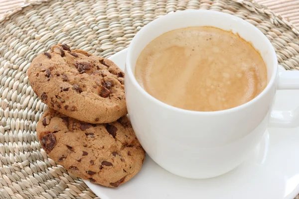 Chocolate chip cookies on saucer with coffee — Stock Photo, Image