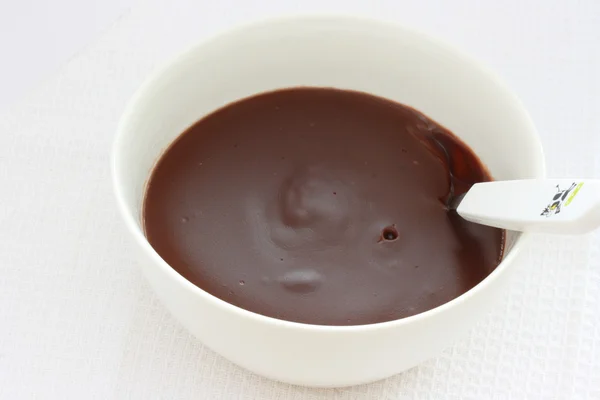 Chokladpudding med grädde vaniljsås gelé i vit skål — Stockfoto