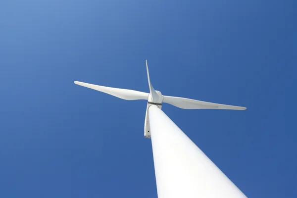 青い空に対する風車 — ストック写真