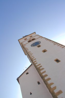 Mavi gökyüzüne karşı kilise çan kulesi