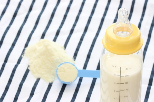 Feeder bottle and dried milk — Stock Photo, Image