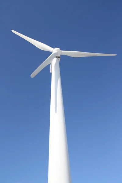 青い空に対する風車 — ストック写真