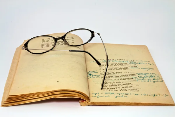Παλιό βιβλίο και γυαλιά — Φωτογραφία Αρχείου