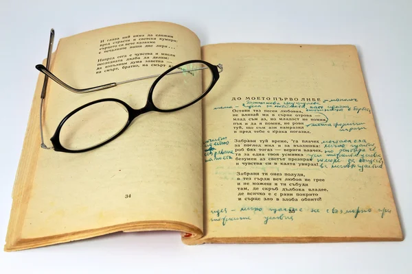 Livro velho e óculos — Fotografia de Stock