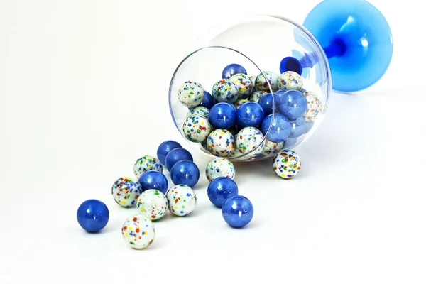 Sphères colorées dans un verre — Photo