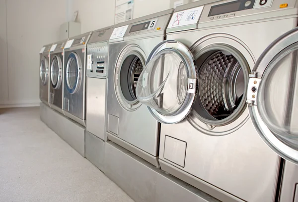 Fila de máquinas de lavar roupa — Fotografia de Stock