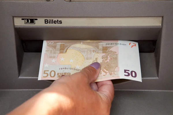 Γυναίκα αποσύρουν χρήματα σε cashpoints — Φωτογραφία Αρχείου