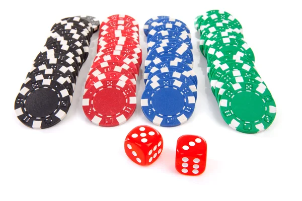 Πολύχρωμο πόκερ μάρκες και κόκκινα ζάρια — Φωτογραφία Αρχείου