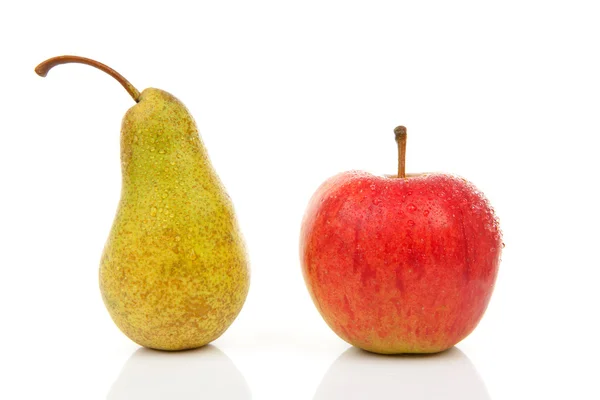 Saftiga päron och rött äpple med vattendroppar — Stockfoto
