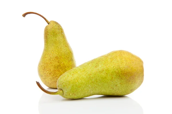 Två saftiga päron med vattendroppar — Stockfoto
