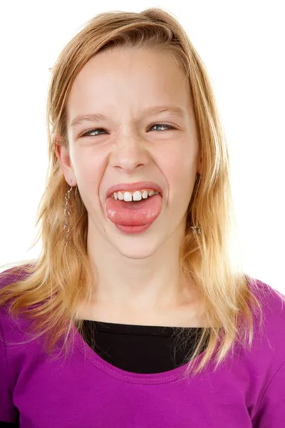 Молодая девушка делает смешное лицо — стоковое фото