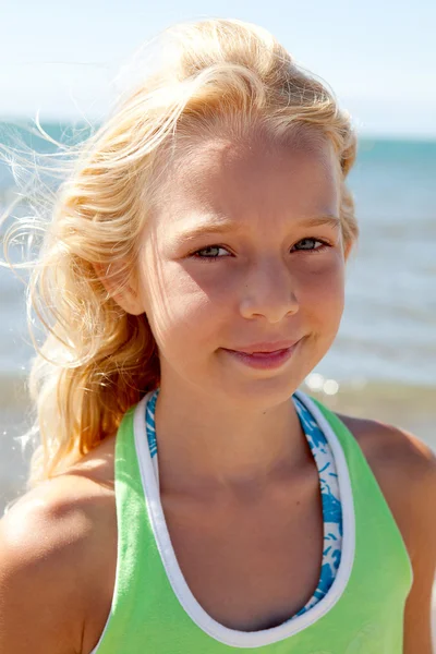 Portrait of young girl on the beach — Stock Photo, Image