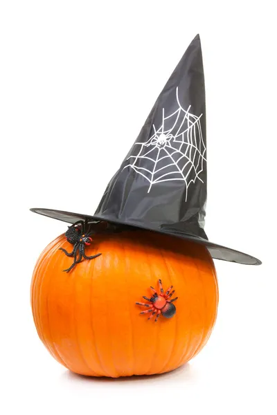 Abóbora grande com chapéu de bruxa e aranhas — Fotografia de Stock
