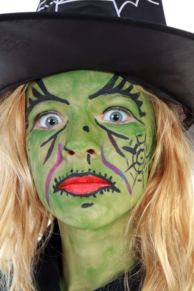 Портрет зеленой ведьмы на Хэллоуин крупным планом — стоковое фото