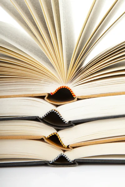 Stapel offener Bücher in Großaufnahme — Stockfoto