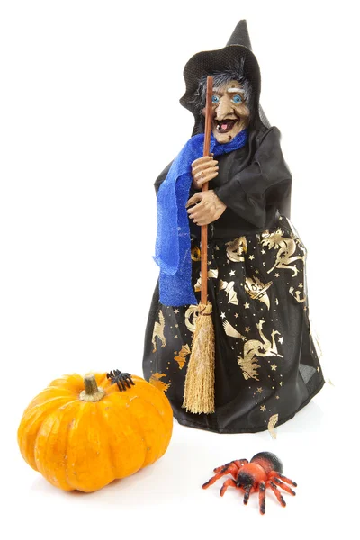 Hexenpuppe zu Halloween mit Kürbis und Spinne — Stockfoto