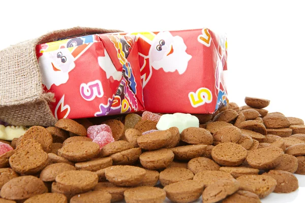 Τσάντα με δώρα και τυπικό ολλανδικό γλυκά: pepernoten (τζίντζερ n — Φωτογραφία Αρχείου