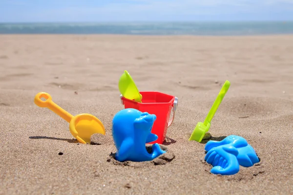 Барвисті пластикові пляжні іграшки — стокове фото