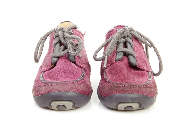 Chaussures pourpres pour enfants portées — Photo