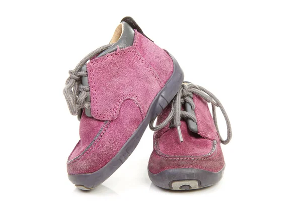 Lila gyermek cipő viselése — Stock Fotó