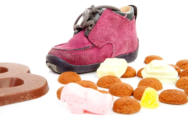 Little children's shoe with pepernoten and chocolate letter — Stock Photo, Image