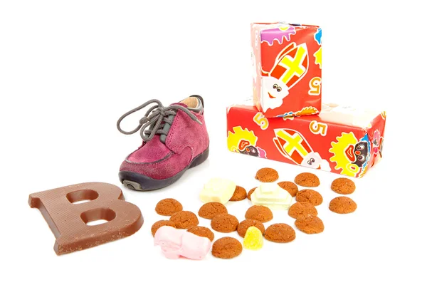Little children's shoe with pepernoten and chocolate letter — Stock Photo, Image