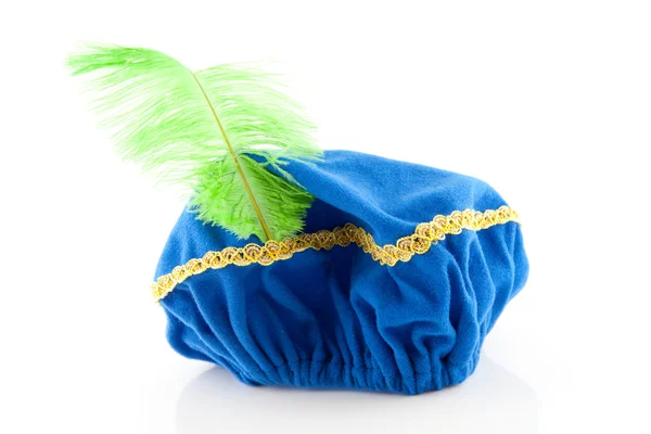 Niebieski kapelusz zielony pióro zwarte piet — Zdjęcie stockowe