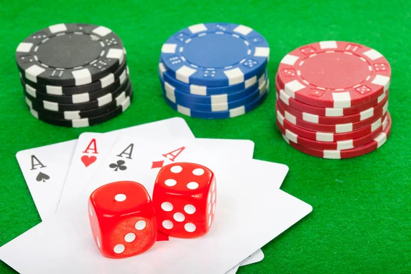 Победа в покер рука из четырех тузов, играющих в карты и фишки — стоковое фото