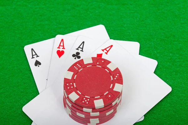 Νικητήριο χέρι πόκερ τέσσερις άσους παίζουν χαρτιά και μάρκες — Φωτογραφία Αρχείου